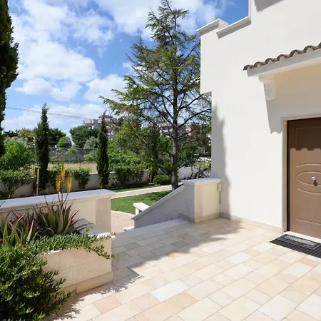 Casa Torre Di Specchio Con Piscina Bari